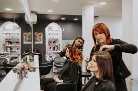 Bonjour, pour devenir barbier, il est nécessaire d'obtenir un cap de coiffure avec une spécialisation dans la coupe de la barbe. Formations En Coiffure Pour Adultes Salon De Coiffure Et Centre De Formation A Toulouse