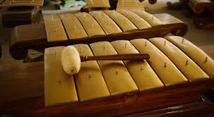 Berasal dari kepulauan riau, gambus ini alat musik yang memiliki 3 sampai 12 senar. 10 Alat Musik Tradisional Indonesia