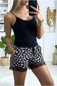 Le shorty est sans coutures, ne marquera donc pas sous votre vêtement. Black Butterfly Pattern Shorts Lined With Lace