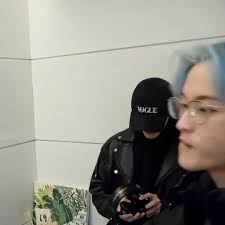 they're secretly holding hands omg!!and why does it look like mark lee...