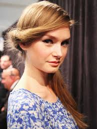Insbesondere sind hinsichtlich der popularität jedoch auch langhaarfrisuren zu nennen, die generell lockig eine schnelle frisur für lange haare ist der klassische pferdeschwanz, der seit jahren nicht mehr aus der haarmode weg zu denken ist und bei. Frisuren Fur Lange Haare Tolle Looks Zum Nachstylen Wunderweib