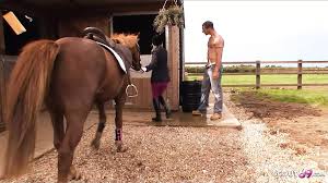 Zwei Teenager zum Sex auf Pferde-Hof von den Stalljungen verführt