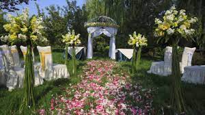 Cuando la boda se festeja en el jardín instalar un gazebo rodeado de velas o luces. Como Decorar Un Jardin Para Una Boda Vix