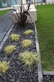 Installer Une Bordure En Piquets D Ardoise Et Planter Des Graminees Et Ou Des Carex Rouges Panaches Amenagement Paysager Cour Amenagement Jardin Jardins