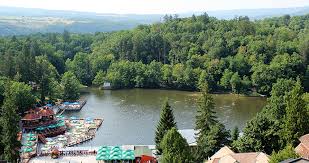 Hotelul lacul ursu este situat în statiunea sovata, la 600m de singurul lac helioterm din europa, caruia îi poarta numele. Sovata BÄi