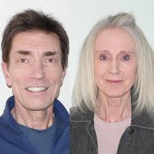 📌 For English major The introduction of "A Tale of Two Cities" goes like  this: It was the best of times, it was the worst of times". What is this  phenomenon called?