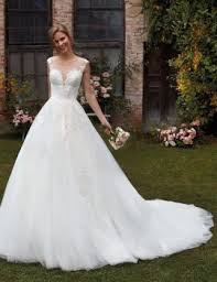 Per essere perfetta il giorno del matrimonio l'abito è fondamentale. Catalogo Abiti Da Sposa Il Giardino Della Sposa
