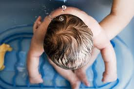 Yenidoğanın ilk banyo yapmasının çok önemlidir, çünkü bu ilişki bebeğin sonraki banyo prosedürlerine olan tutumunu belirleyecektir. Yenidogan Banyosu Bebegin Ilk Banyosu Nasil Olacak Anneysen