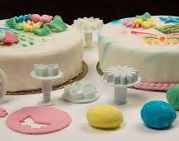 Erhalten sie antworten auf die am häufigsten gestellten fragen zum vielseitigen kuchendekorationsmittel fondant! Fondant Kurs Einzigartige Torten Dekorieren Mydays
