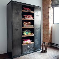 Kleiderschrank Im Industrial Stil Aus Metall Und Mangoholz Massiv Mens Bedroom Decor Industrial Home Offices