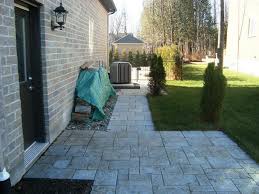 Allee Et Cote De Maison En Pave A Quebec Pierre De Patio Patio Boheme