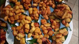 Spargere i confettini colorati che verranno imprigionati tra il miele e gli struffoli andando così a decorarli. Struffoli Pasta A Cumbetti Calabresi Ricetta Originale Da Micheleexpert Youtube