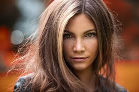 blue eyes, Sophie Breidenstein, women outdoors, brunette, Martin Kühn,  fall, model, long hair, women, bench, Sophie, portrait, sweater, freckles,  HD Wallpaper