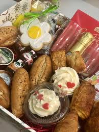 Desayunos con encanto aporta un toque especial a tus celebraciones y evita que te preocupes por la comida con su catering a recoger o a domicilio (gratis para fuenlabrada, mostoles, alcorcón, getafe, leganés, parla y pinto) para 12 o 24 personas con piezas saladas y, por un poco más, tarta selva negra como postre. Desayuno Con Encanto Con Reposteria Creativa Desayunos Con