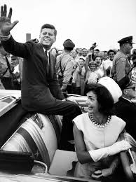 Les Kennedy font signe depuis leur voiture