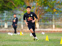 Phía bên trong rạp đám cưới, cầu thủ xuân trường tươi cười đón khách. V Lpechus4pmhm