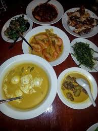 Resepi telur masak lemak cili api подробнее. Dinner At Auntie Aini S Garden Cafe Tiger Tales