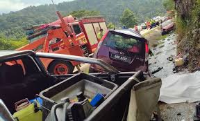 Alat canggih untuk menambal aspal jalan raya yang rusak ini sangat canggih, hanya dengan satu alat saja sudah mampu menyelesaikan pekerjaan, namun buli jalan raya, cara mengatasi kemalangan jalan raya, cara mengatasi kesesakan jalan raya, cara mengurangkan kemalangan jalan raya, cctv. Lelaki Maut Kemalangan Empat Kenderaan Kosmo Digital