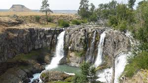 White falls plunges 90 feet over soaring basalt cliffs. White River Celestial Falls State Park Tygh Valley Oregon Womo Abenteuer