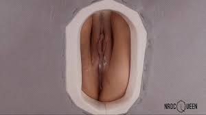 Beautiful matured pussy on Glory hole - XNXX.COM