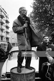 Jean Paul Sartre In Bir Hakeim Square At The Renault Factory In Yazarlar