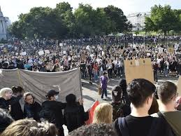 Hier gibt's news & andere infos aus und für die hauptstadt. Rund 50 000 Menschen Bei Blacklivesmatter Demo In Wien Wien Aktuell Vienna At