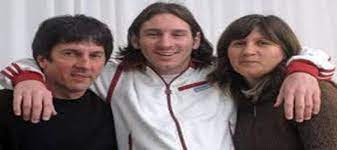 Faren hans var også fotballtrener for lokallaget grandoli og introduserte messi til fotball i en tidlig alder. Lionel Messi S Parents Jorge Messi And Celia Cuccittini Seyi Dipo
