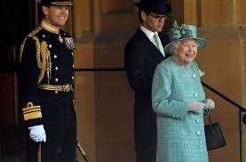 April 1926 per kaiserschnitt geboren, der geburtsort war das haus ihres großvaters mütterlicherseits an der 17 bruton street im londoner stadtteil mayfair. Konigin Elizabeth Ii Feiert Im Kleinen Kreis Offizieller Geburtstag Der Queen Mit Kleinerer Militarparade Panorama Stuttgarter Zeitung