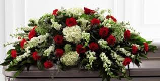 From a standing cross flower spray to classic standing flower sprays, you will find a beautiful arrangement to send. Ftd Sincerity Casket Spray Casket Flowers In Sutton Ma Posies N Presents