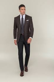 Mix Match Style Braunes Sakko Zu Anthrazitfarbener Hose Die Verbindung Von Braun Und Grau Steht Fur Ein Klassische Manner Anzug Und Krawatte Herrenkleidung