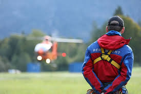 Eine gewaltige flutwelle rauschte am montagnachmittag durch die enge der höllentalklamm am fuß der zugspitze und riss mehrere. Hzgmkcozv7ymlm