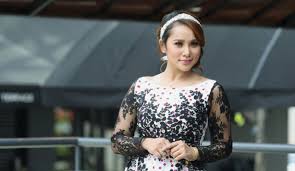 ★ download mp3 elly mazlin gratis, ada 20 daftar lagu sia yang bisa anda download. Elly Mazlein Pula Jadi Mangsa Berita Viral