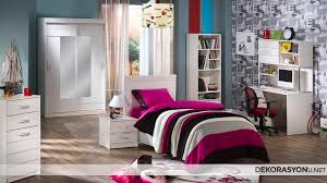 Ürünün renk kombinasyonunda beyaz, bordo, koyu gri ve meşe renkleri kullanılmıştır. Bellone Beyaz Genc Odasi Ev Dekorasyonu