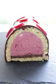 Buche Fruits Rouge Sur Son Croustillant Au Chocolat Recette Croustillant Chocolat Fruits Rouges Dessert Noel Aux Fruits