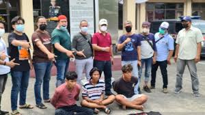 Media informasi lowongan pekerjaan terpercaya, informasi terkini, mitra umkm. Pemalak Sopir Truk Di Koja Yang Viral Di Medsos Terancam Penjara 9 Tahun Suara Jakarta