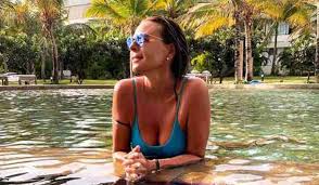 Giulia ha 23 anni e una laurea triennale in economia. Chi E Paola Perego Capitana Ciao Darwin 8 Malattia Figli Marito