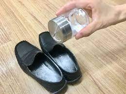 重曹で靴のイヤなニオイも取れる 重曹を活用した靴の臭いケアの方法 通勤用のパンプスや革靴 スニーカー そして これからの季節に活躍するブーツなど 臭いの気になる靴はありませんか 足元からモワッと臭う なんて恥ずかしい事態を防ぐにはシューズの適切なケアが