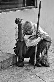 Hay una mujer indigente viviendo en esta calle que no tiene dinero suficiente para alimentarse. Pedigueno Pediguena Significado De Pedigueno