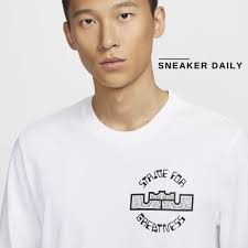 Áo Nike Men's Max90 Long-Sleeve Basketball T-Shirt HF6192-100