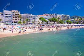Vergleichen sie mietwagen in cannes und finden sie die günstigsten angebote von allen großen autovermietungen. Cannes Frankreich Juli 2017 Sandstrand In Cannes Stadt Mit Bunten Hausern Und Promenade Franzosisch Riviera Frankreich Europa Lizenzfreie Fotos Bilder Und Stock Fotografie Image 83268797