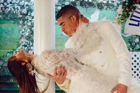 Quién es la novia de bad bunny. Esta Es La Razon Por La Que Bad Bunny Se Vistio Con Traje De Novio Y Aparecio Frente A Una Capilla En Las Vegas Nueva Mujer