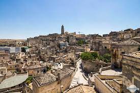 Overlooking the ionian sea to the east, it borders with the geographically, it is divided in two parts: Matera 8 Tipps Fur Die Schonste Stadt Italiens