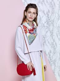 Rahat Ve Hizli Kombin Arayanlarin Yukselen Trendi Elbise Modelleri Omuz Askili Aker Cantalarla Bambaska Bir Hikaye Anlat Fashion Silk Neck Scarf Womens Fashion