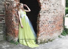 Check spelling or type a new query. Robe De Mariee En Voile Mousseline Et Tulle Et Satin Blanche Et Verte Ornee De Fleurs Et Feuilles De Dentelles Decollete V Robe Elfique Feerique Fantastique