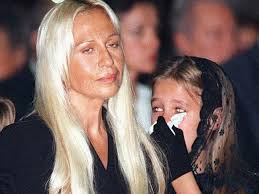 Telefonische bestellungen · offizieller versace shop Assassination Of Gianni Versace Allegra Versace S Tragic Life Scrubbed The Chronicle