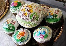 Красивые куличи с глазурью, кремом, кондитерской посыпкой, маршмеллоу, безе, ягодами, орехами. Yak Prikrasiti Pasku Na Velikden Foto Ta Yideyi Prikrashannya Pasok