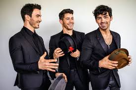 Les cançons més romàntiques dels darrers 365 dies. Jonas Brothers Feel Like It S Christmas On New Holiday Song Rolling Stone