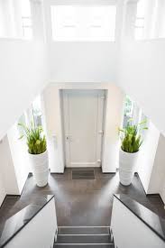 Exklusiver Blumenkubel Pflanzkubel Fiberglas Moena Weiss Hochglanz Treppenhaus Dekorieren Eingangsbereich Pflanzkubel