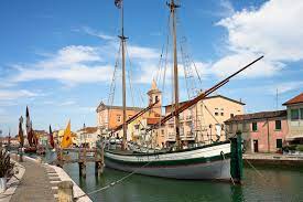 Il porto canale di cesenatico è ancora, dopo 5 secoli il fulcro della vita cittadina, non più l'anima il porto canale di cesenatico ospita tutto l'anno innumerevoli eventi e manifestazioni che colorano a. Leonardo S Port Canal In Cesenatico Italian Ways