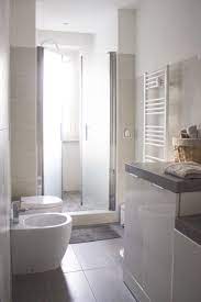 Bagno con vasca e doccia: Arredo Bagno 25 Idee Per Progettare Bagni Moderni Ispirando Bagni Moderni Progettazione Bagno Arredamento Bagno